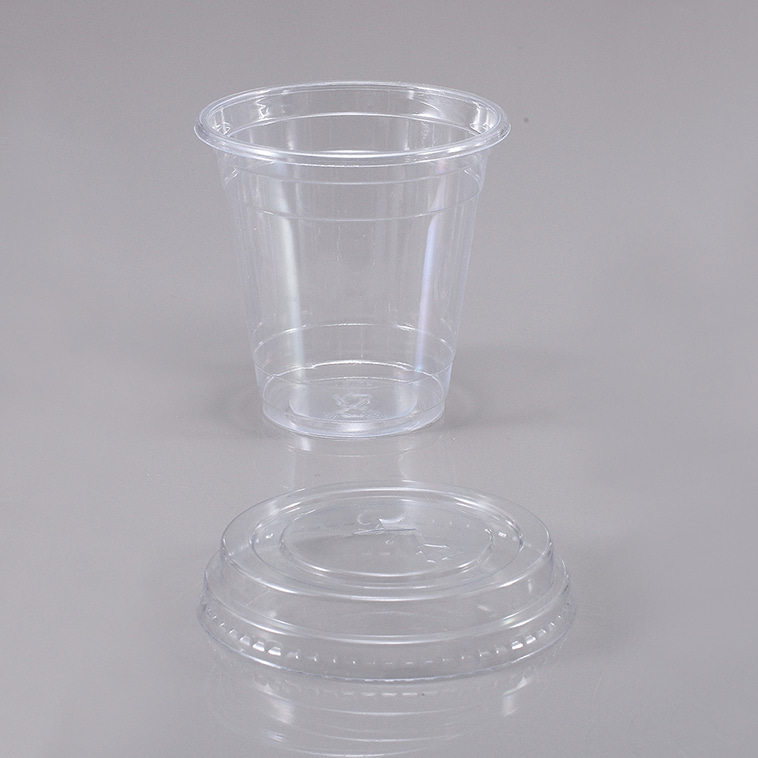 뚜껑이 있는 투명한 플라스틱 컵